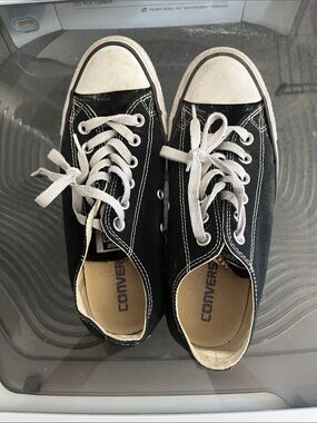 *READ* Women’s Converse Black and White Low-Top Canvas Sneakers